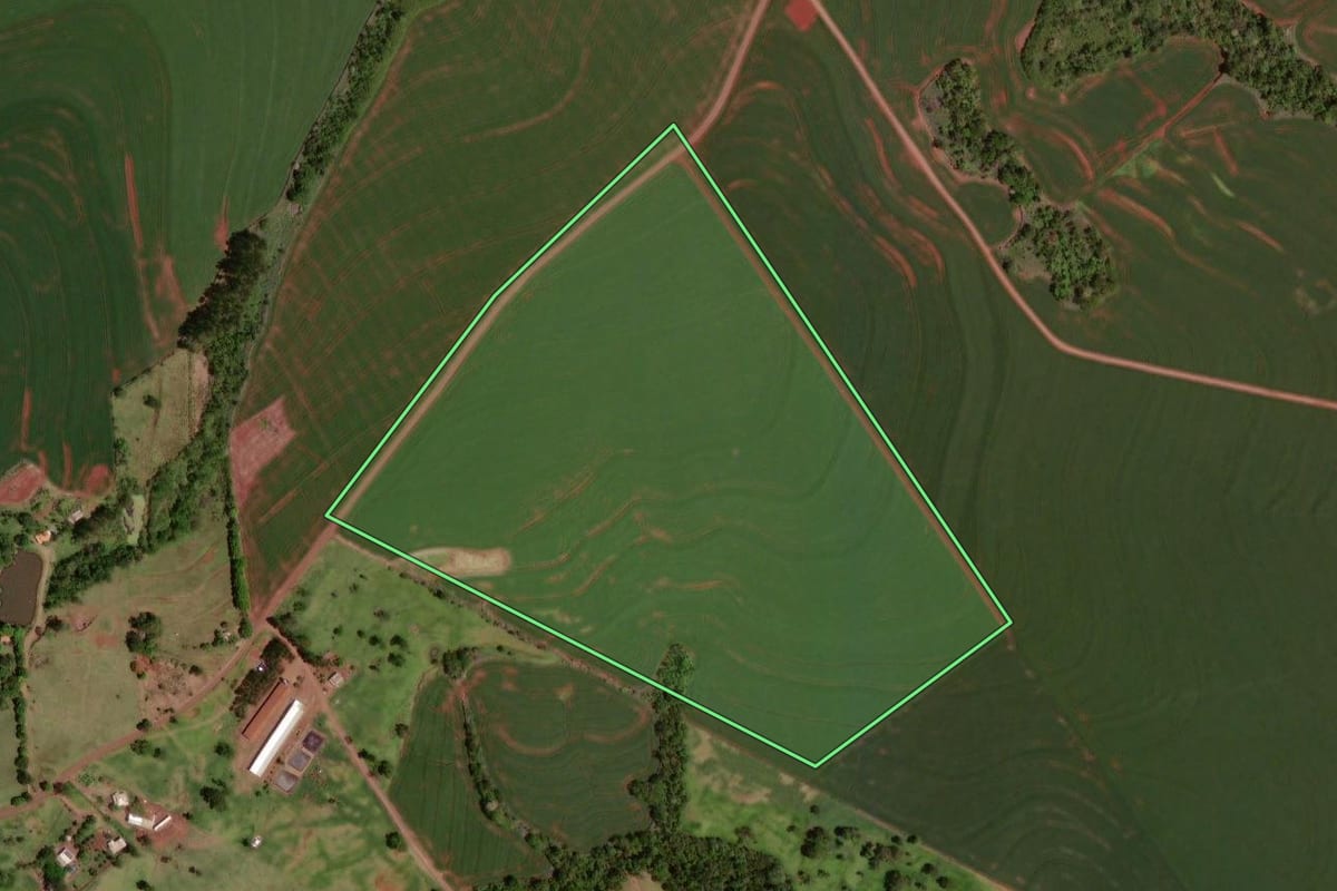 Imagem de satélite do imóvel rural em Nova Aurora (PR), com o contorno declarado no CAR desenhado por cima.