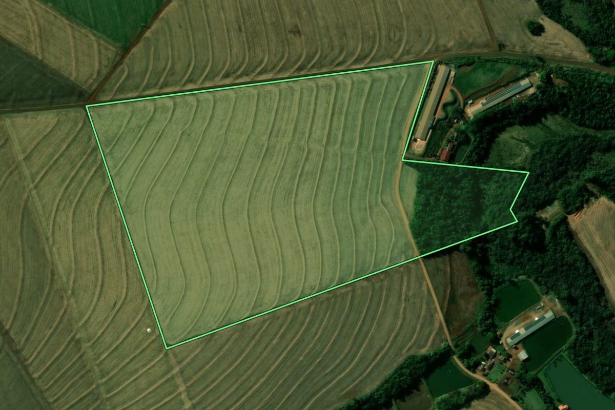 Imagem de satélite do imóvel rural em Nova Aurora (PR), com o contorno declarado no CAR desenhado por cima.