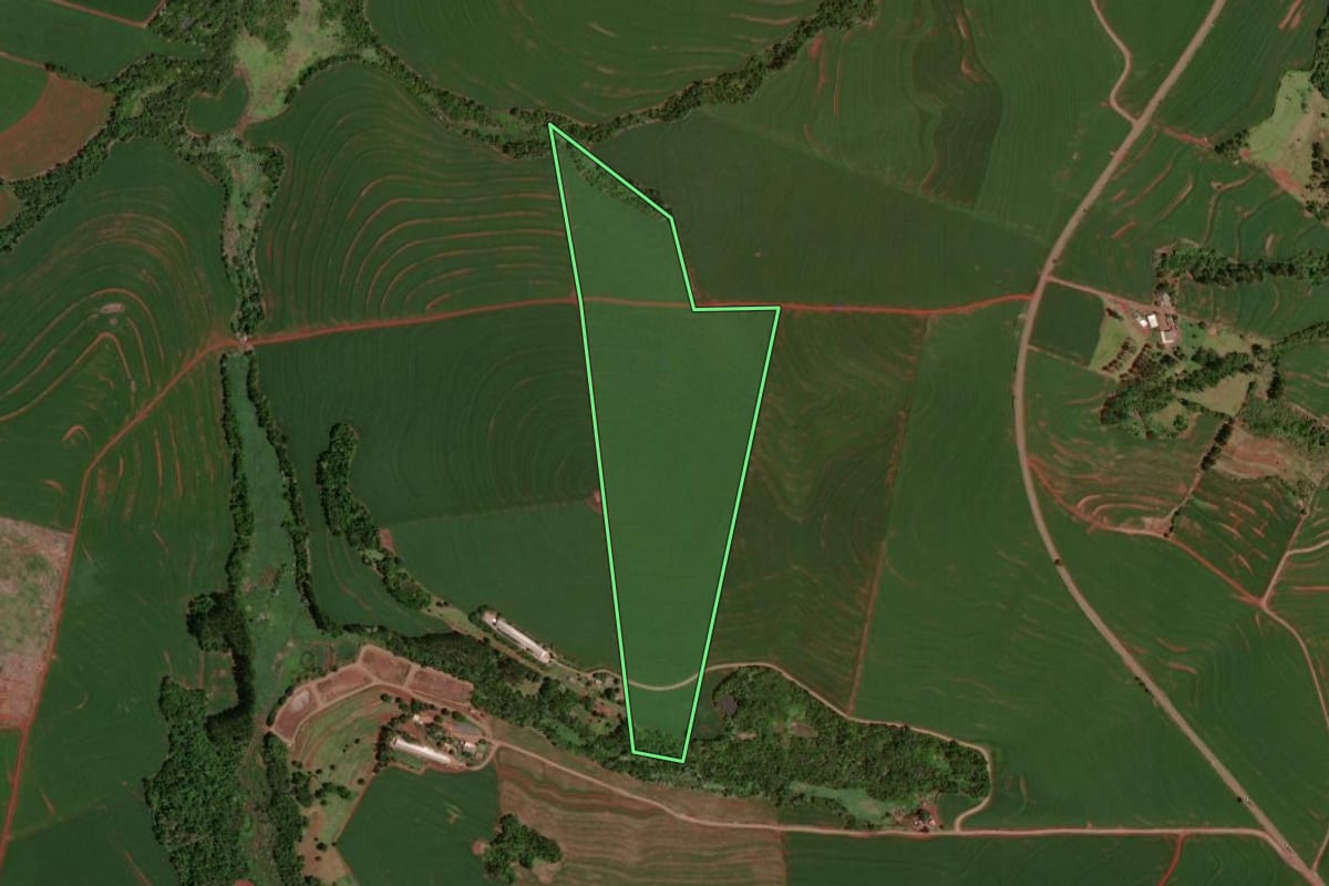 Imagem de satélite do imóvel rural em Nova Aurora (PR), com o contorno declarado no CAR desenhado por cima.
