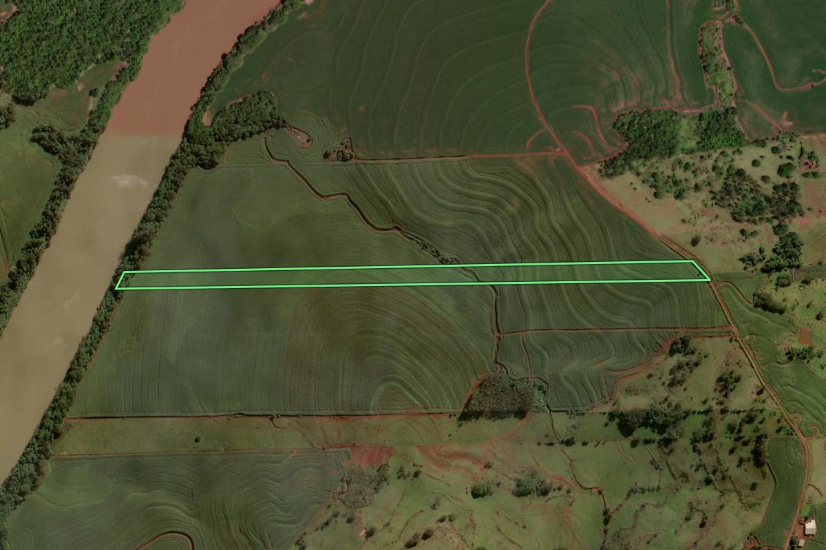 Imagem de satélite do imóvel rural em Nova Aurora (PR), com o contorno declarado no CAR desenhado por cima.