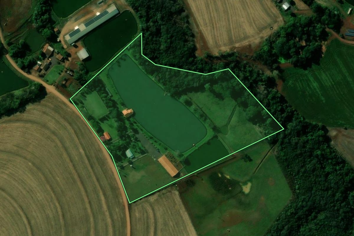 Imagem de satélite do imóvel rural em Nova Aurora (PR), com o contorno declarado no CAR desenhado por cima.