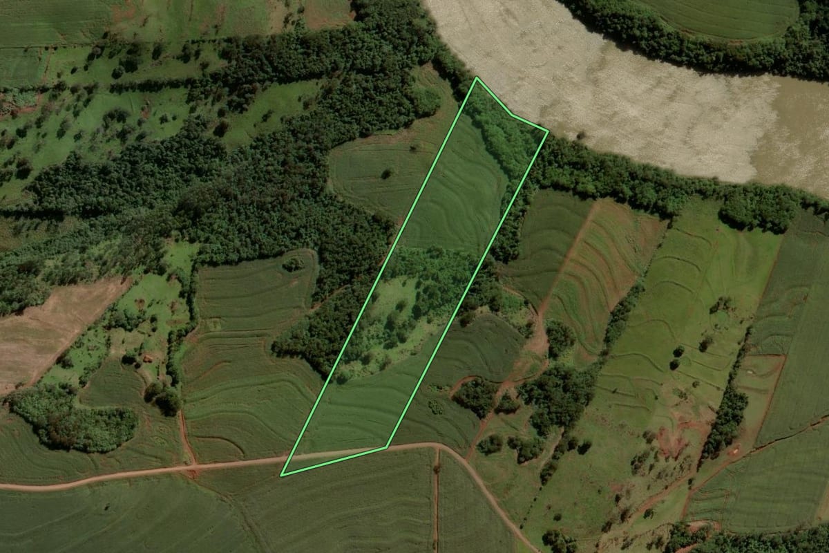 Imagem de satélite do imóvel rural em Nova Aurora (PR), com o contorno declarado no CAR desenhado por cima.