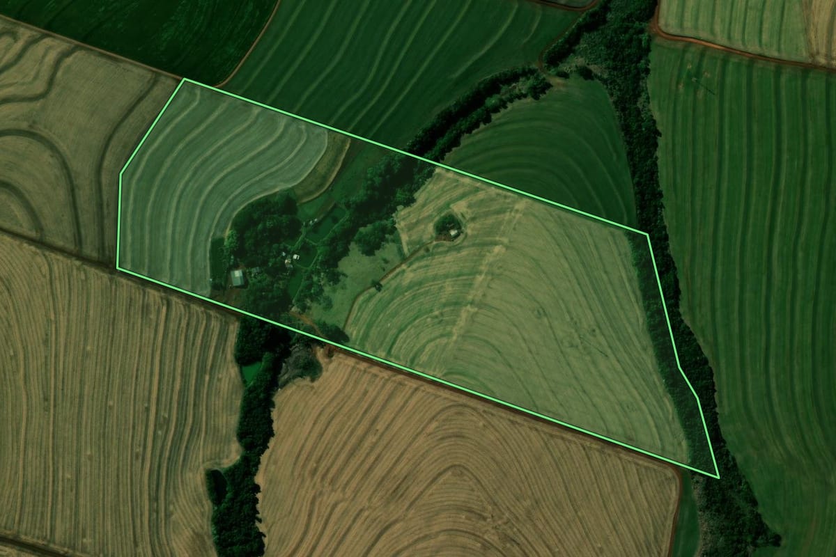 Imagem de satélite do imóvel rural em Nova Aurora (PR), com o contorno declarado no CAR desenhado por cima.