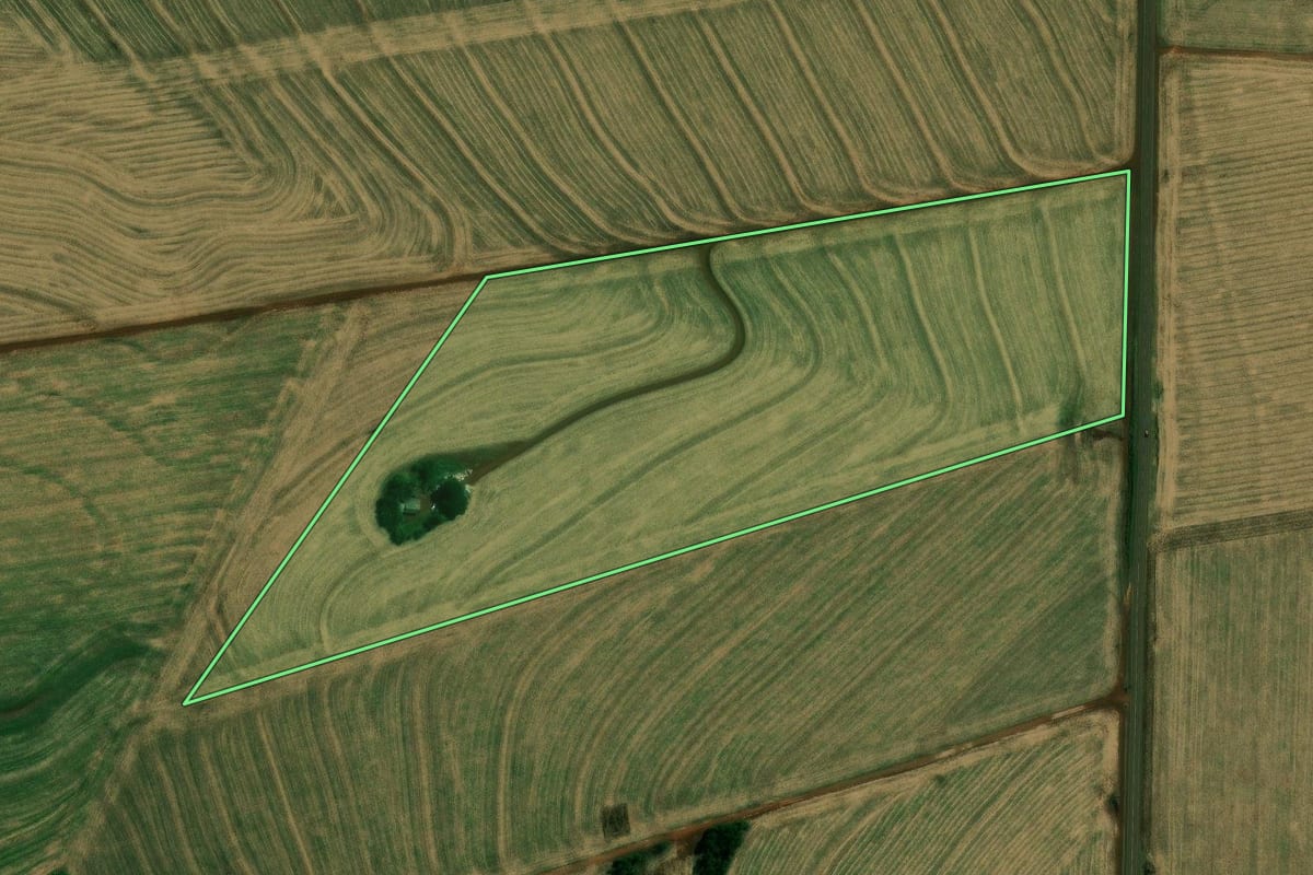 Imagem de satélite do imóvel rural em Nova Aurora (PR), com o contorno declarado no CAR desenhado por cima.