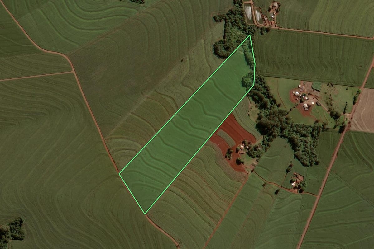 Imagem de satélite do imóvel rural em Nova Aurora (PR), com o contorno declarado no CAR desenhado por cima.