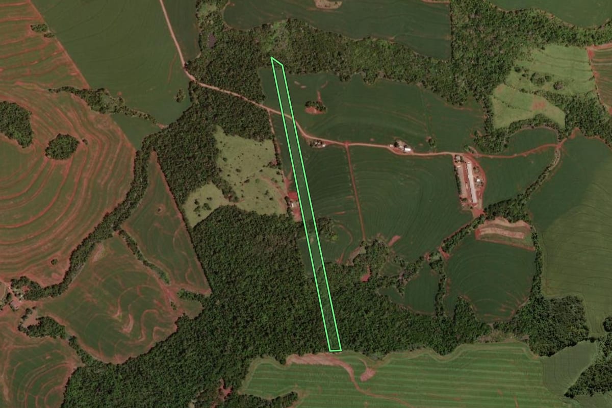 Imagem de satélite do imóvel rural em Nova Aurora (PR), com o contorno declarado no CAR desenhado por cima.
