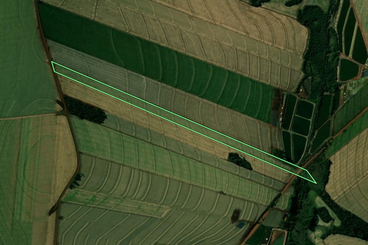 Imagem de satélite do imóvel rural em Nova Aurora (PR), com o contorno declarado no CAR desenhado por cima.