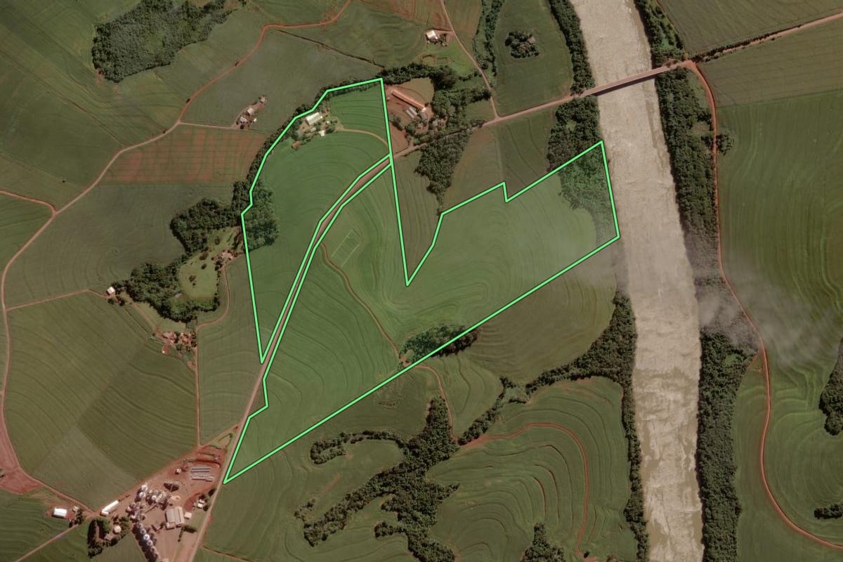 Imagem de satélite do imóvel rural em Nova Aurora (PR), com o contorno declarado no CAR desenhado por cima.