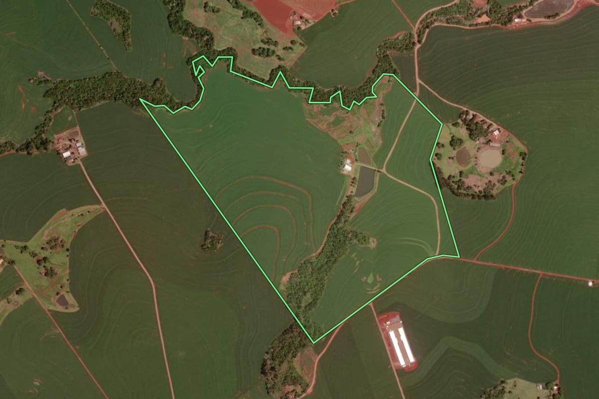 Imagem de satélite do imóvel rural em Nova Aurora (PR), com o contorno declarado no CAR desenhado por cima.