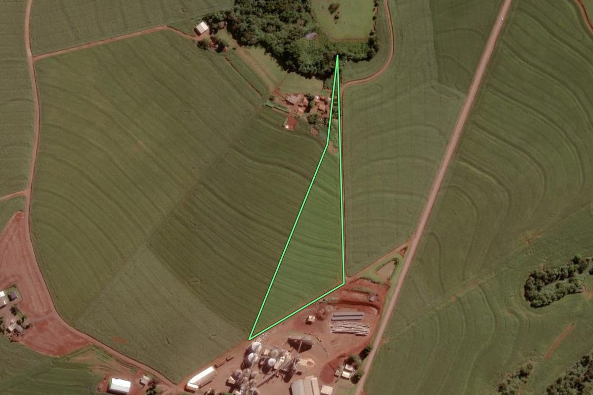 Imagem de satélite do imóvel rural em Nova Aurora (PR), com o contorno declarado no CAR desenhado por cima.