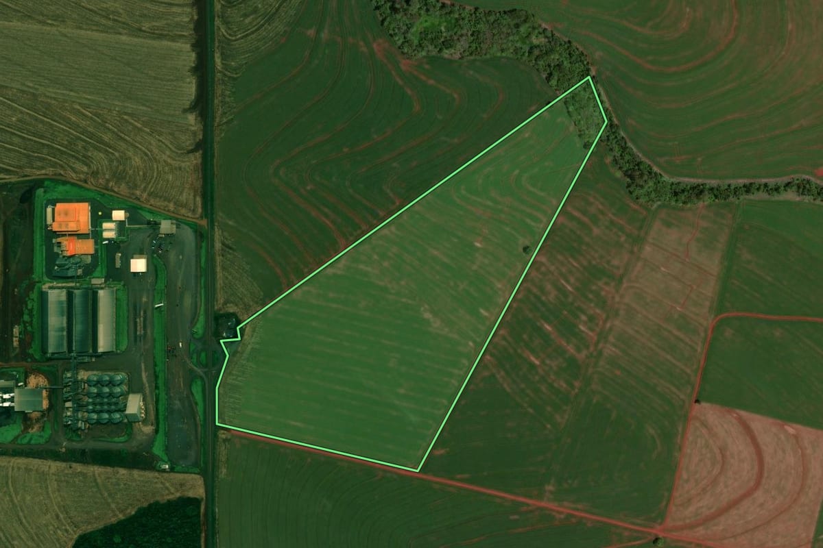 Imagem de satélite do imóvel rural em Nova Aurora (PR), com o contorno declarado no CAR desenhado por cima.
