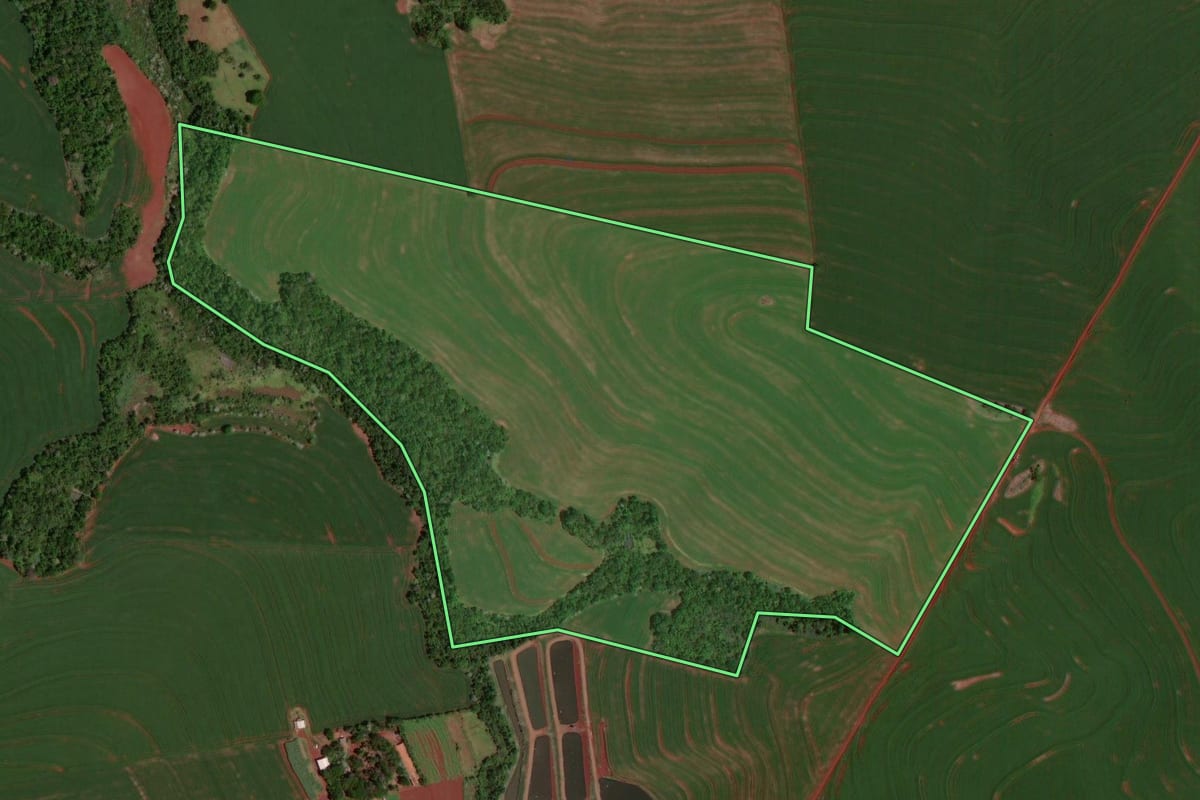Imagem de satélite do imóvel rural em Nova Aurora (PR), com o contorno declarado no CAR desenhado por cima.