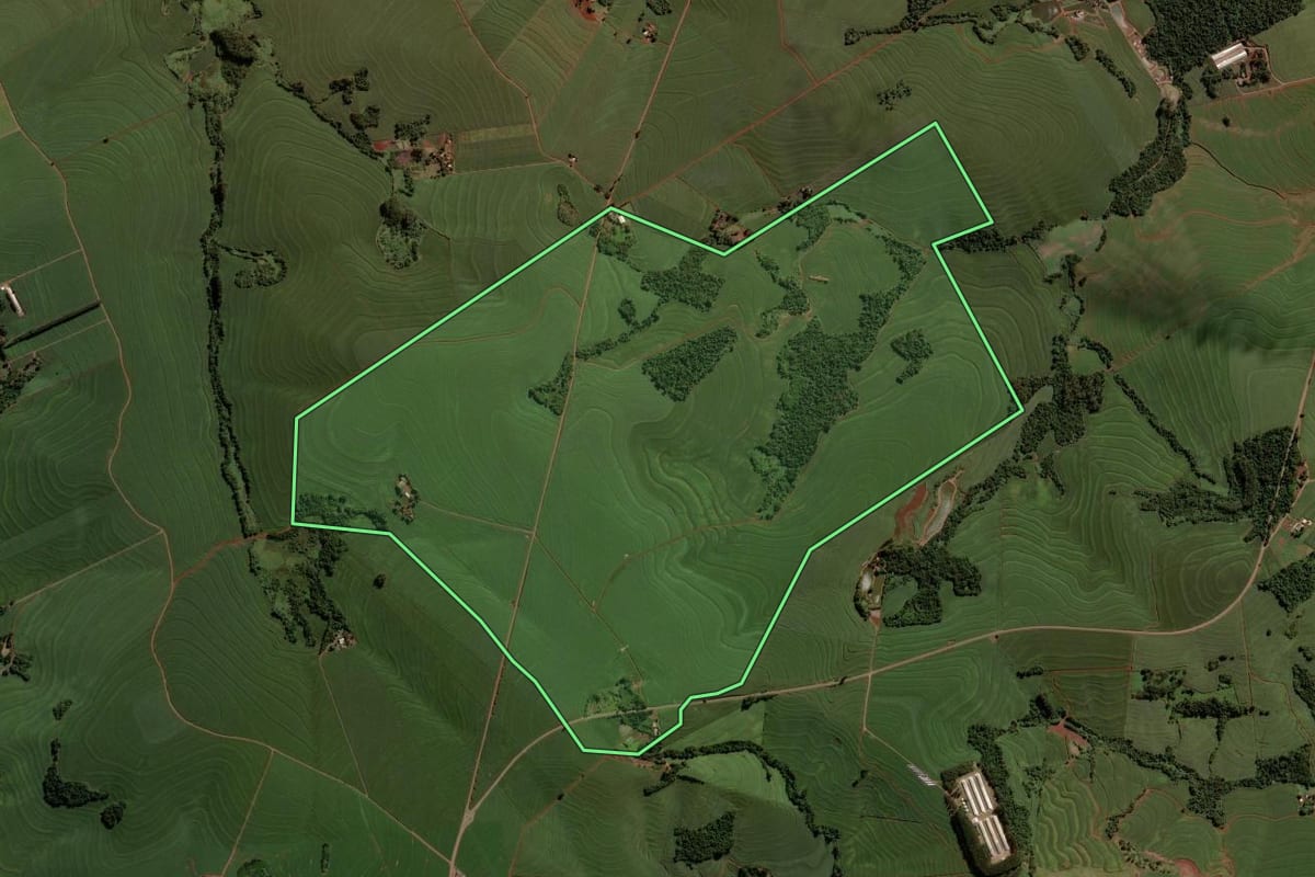 Imagem de satélite do imóvel rural em Nova Aurora (PR), com o contorno declarado no CAR desenhado por cima.