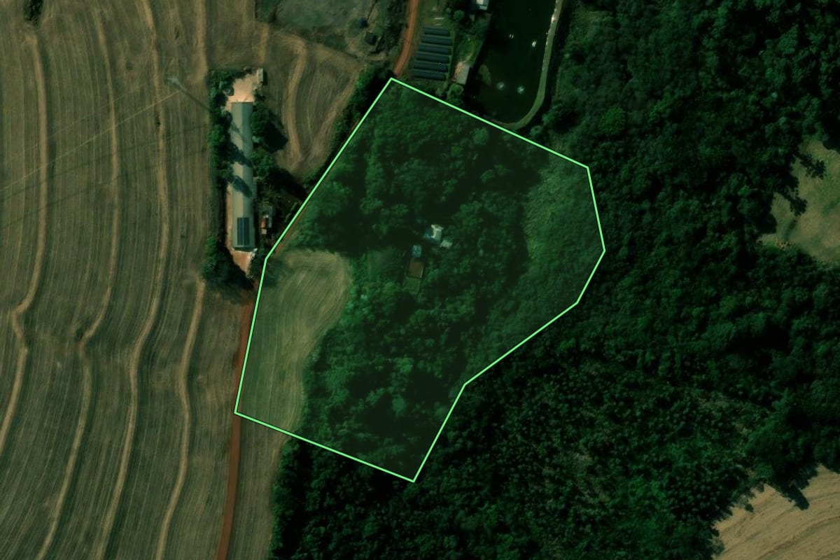 Imagem de satélite do imóvel rural em Nova Aurora (PR), com o contorno declarado no CAR desenhado por cima.
