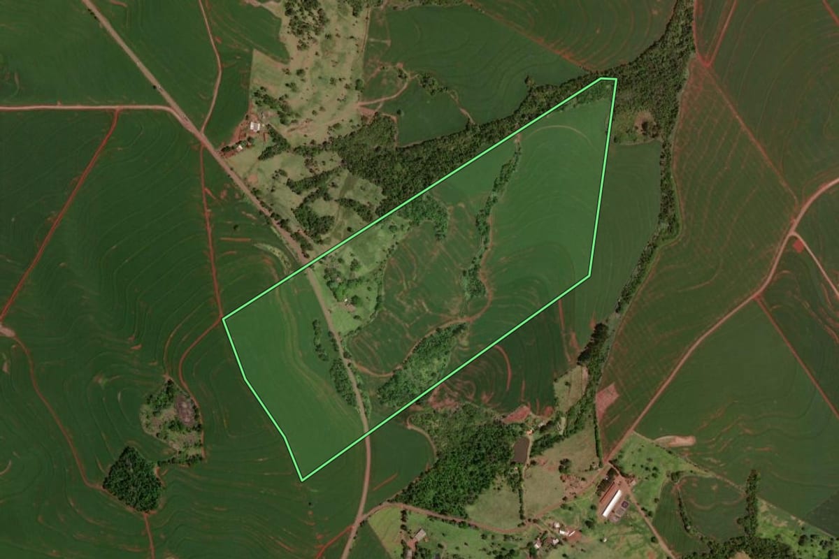 Imagem de satélite do imóvel rural em Nova Aurora (PR), com o contorno declarado no CAR desenhado por cima.