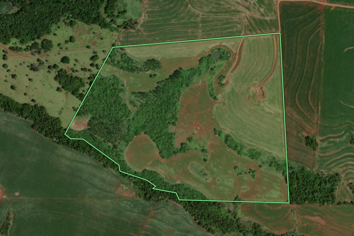 Imagem de satélite do imóvel rural em Nova Aurora (PR), com o contorno declarado no CAR desenhado por cima.