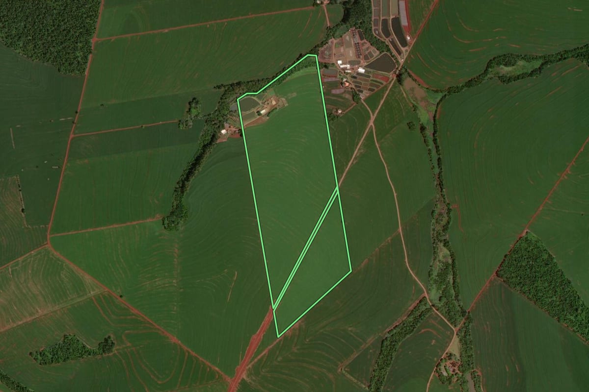 Imagem de satélite do imóvel rural em Nova Aurora (PR), com o contorno declarado no CAR desenhado por cima.