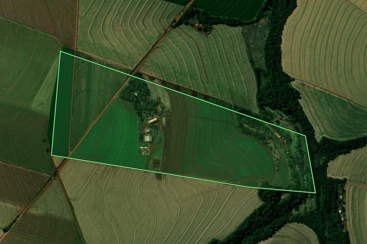 Imagem de satélite do imóvel rural em Nova Aurora (PR), com o contorno declarado no CAR desenhado por cima.