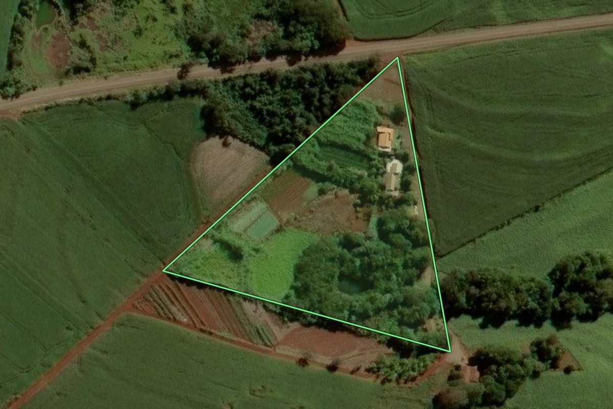Imagem de satélite do imóvel rural em Nova Aurora (PR), com o contorno declarado no CAR desenhado por cima.