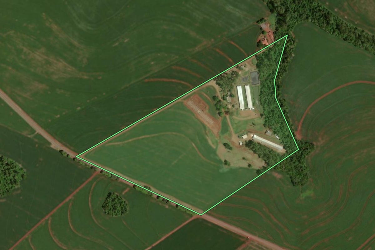 Imagem de satélite do imóvel rural em Nova Aurora (PR), com o contorno declarado no CAR desenhado por cima.