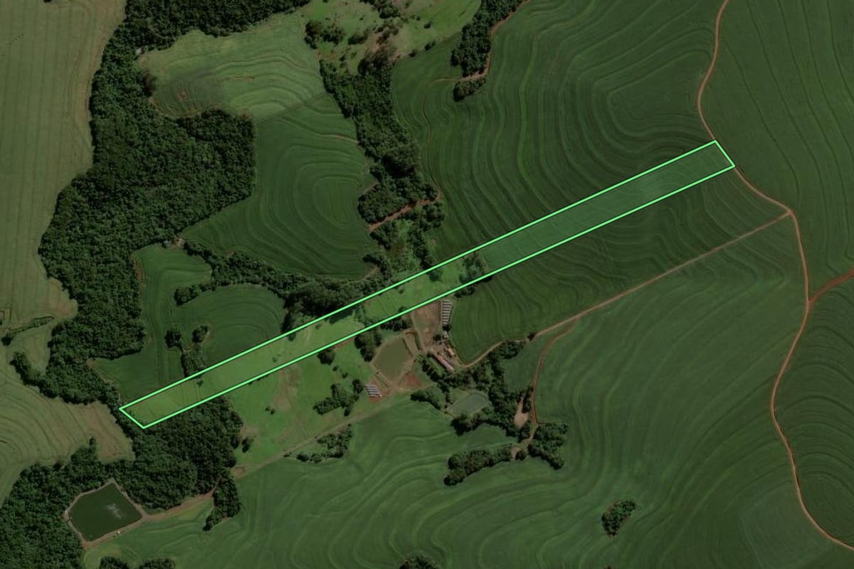 Imagem de satélite do imóvel rural em Nova Aurora (PR), com o contorno declarado no CAR desenhado por cima.