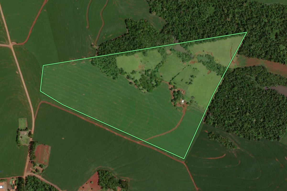 Imagem de satélite do imóvel rural em Nova Aurora (PR), com o contorno declarado no CAR desenhado por cima.