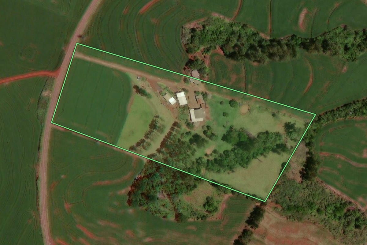 Imagem de satélite do imóvel rural em Nova Aurora (PR), com o contorno declarado no CAR desenhado por cima.