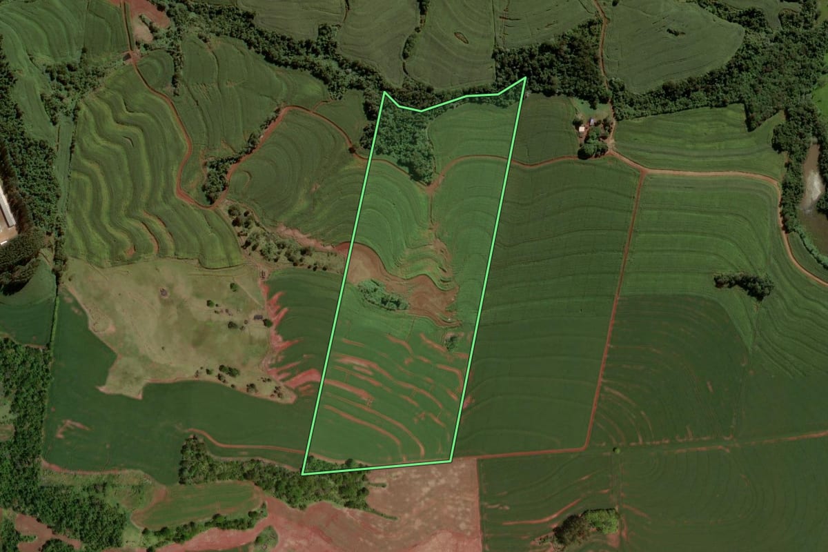 Imagem de satélite do imóvel rural em Nova Aurora (PR), com o contorno declarado no CAR desenhado por cima.