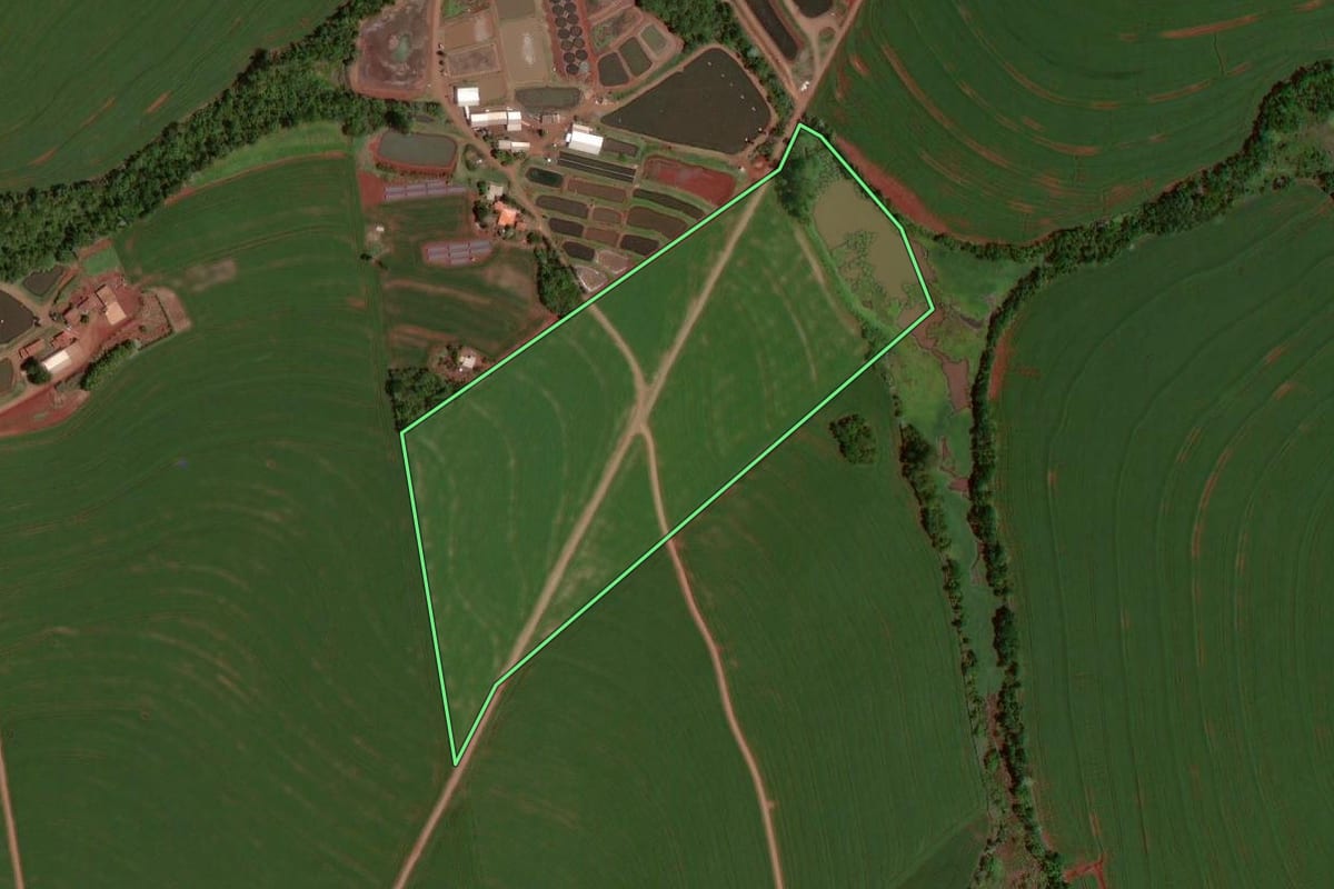 Imagem de satélite do imóvel rural em Nova Aurora (PR), com o contorno declarado no CAR desenhado por cima.