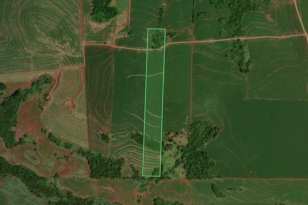 Imagem de satélite do imóvel rural em Nova Aurora (PR), com o contorno declarado no CAR desenhado por cima.