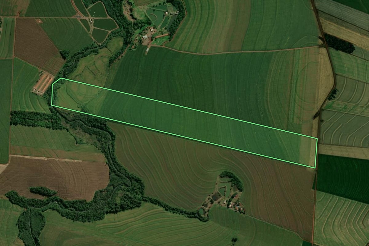Imagem de satélite do imóvel rural em Nova Aurora (PR), com o contorno declarado no CAR desenhado por cima.