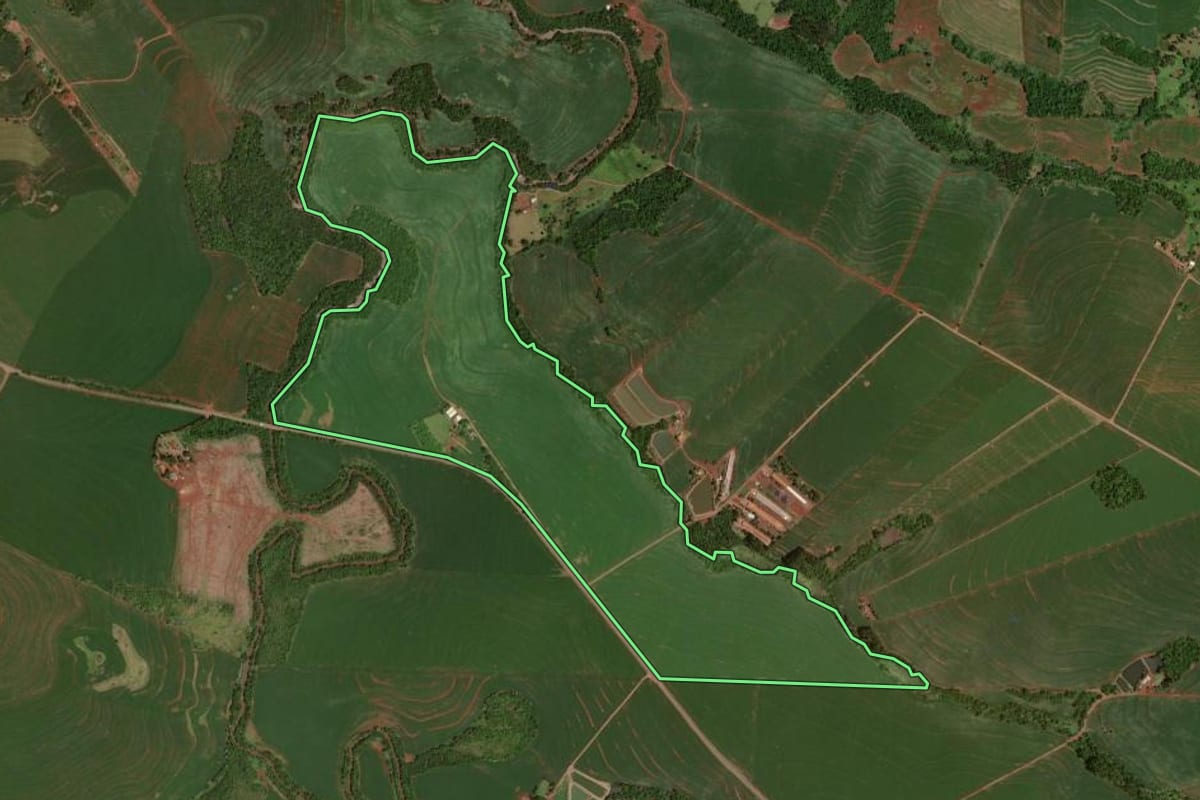 Imagem de satélite do imóvel rural em Nova Aurora (PR), com o contorno declarado no CAR desenhado por cima.