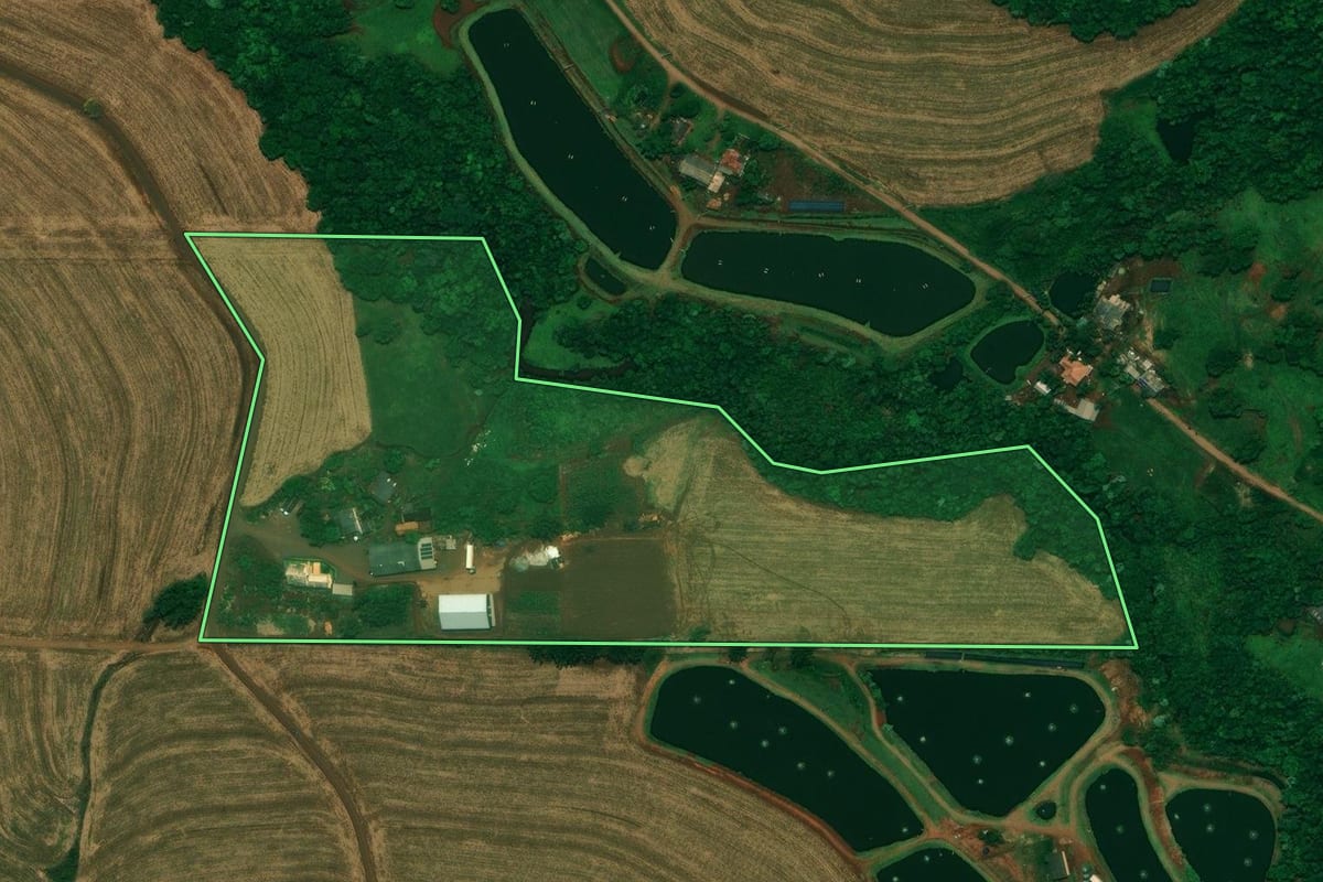 Imagem de satélite do imóvel rural em Nova Aurora (PR), com o contorno declarado no CAR desenhado por cima.