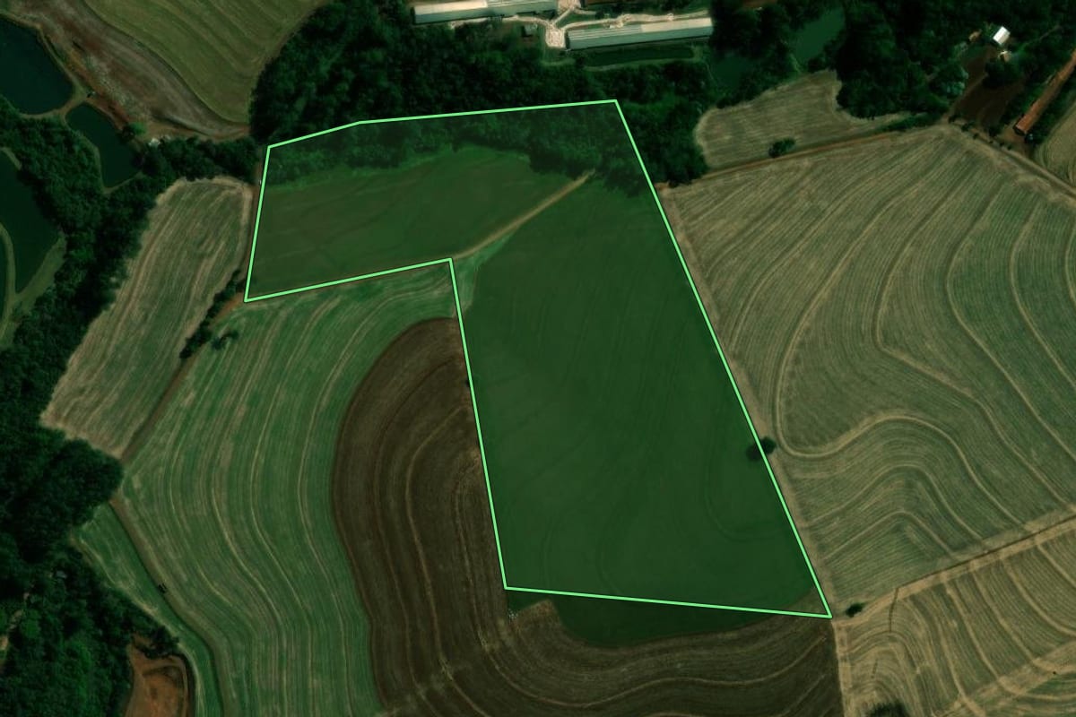 Imagem de satélite do imóvel rural em Nova Aurora (PR), com o contorno declarado no CAR desenhado por cima.