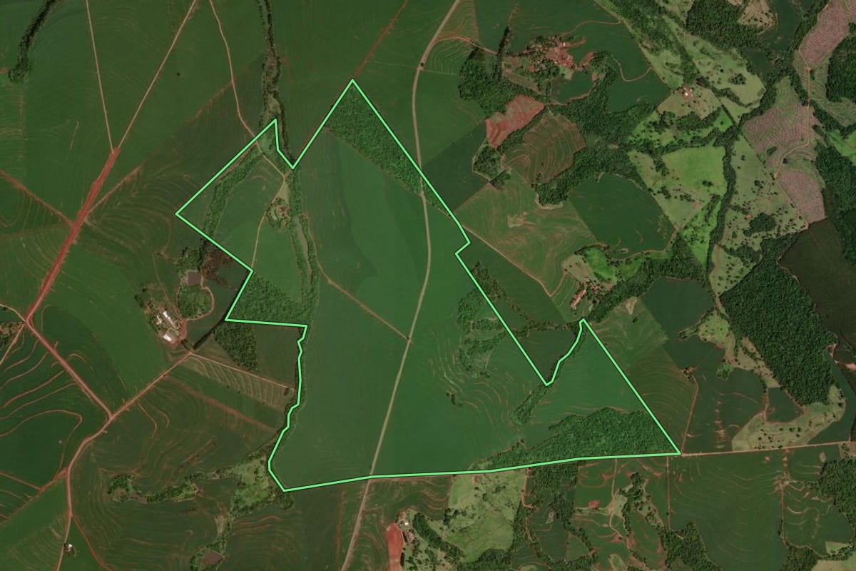 Imagem de satélite do imóvel rural em Nova Aurora (PR), com o contorno declarado no CAR desenhado por cima.