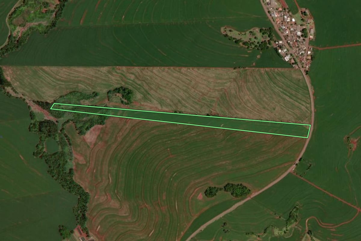 Imagem de satélite do imóvel rural em Nova Aurora (PR), com o contorno declarado no CAR desenhado por cima.