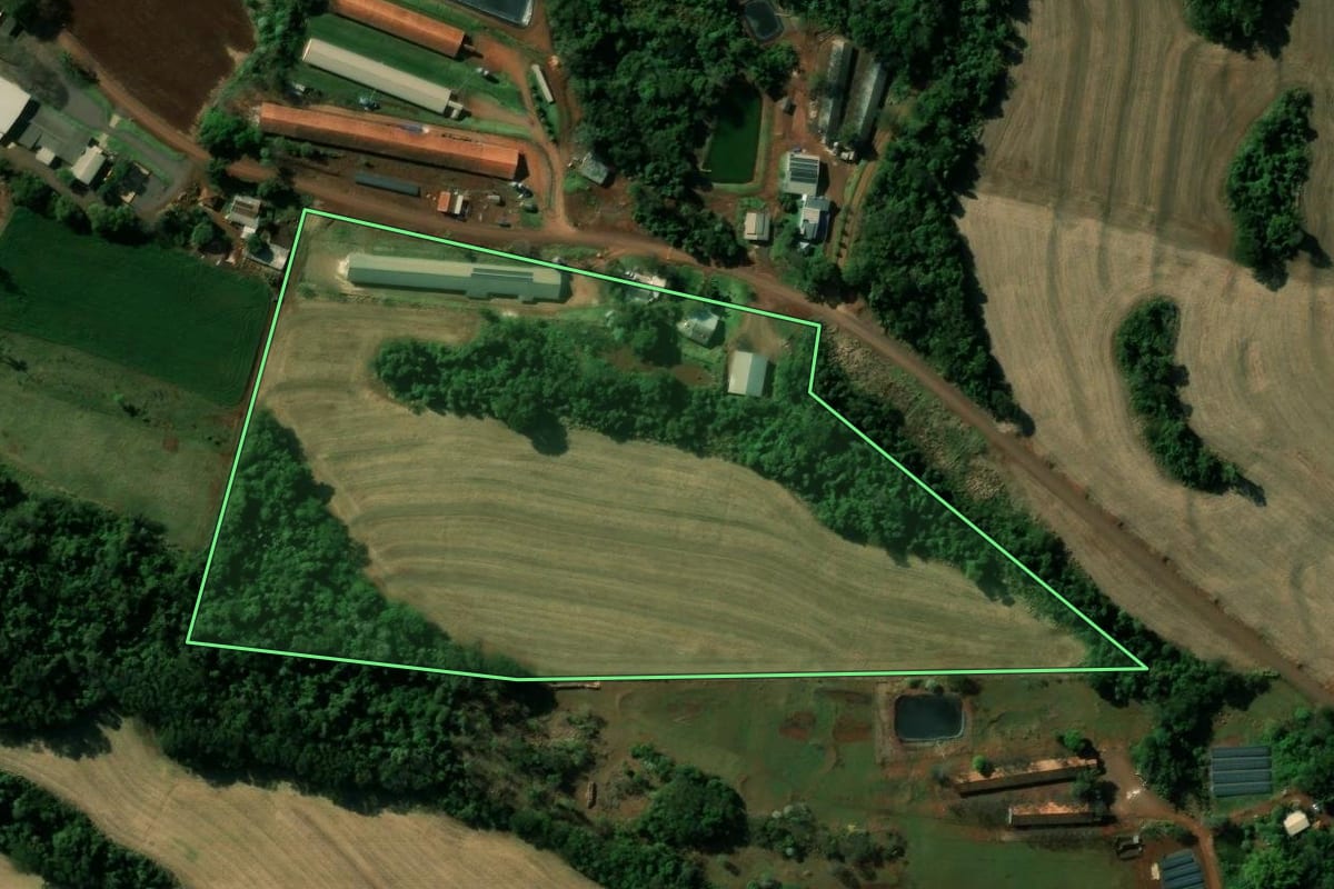 Imagem de satélite do imóvel rural em Nova Aurora (PR), com o contorno declarado no CAR desenhado por cima.