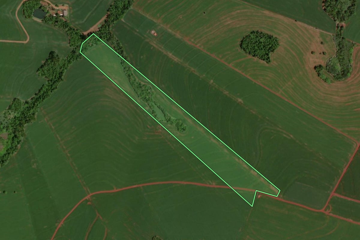 Imagem de satélite do imóvel rural em Nova Aurora (PR), com o contorno declarado no CAR desenhado por cima.