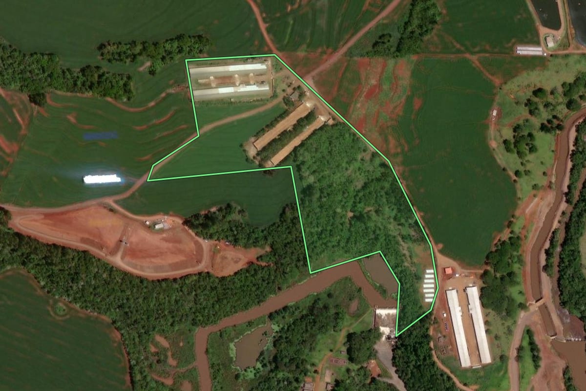 Imagem de satélite do imóvel rural em Nova Aurora (PR), com o contorno declarado no CAR desenhado por cima.