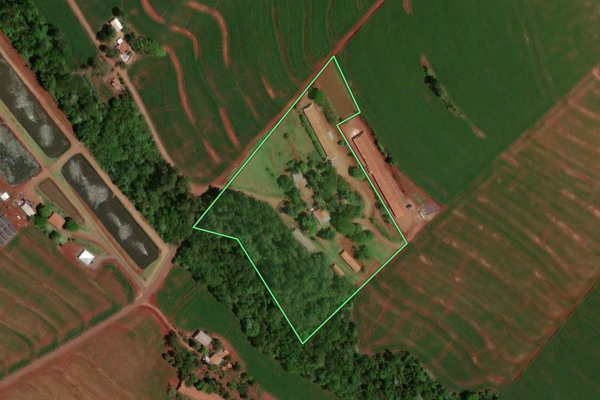 Imagem de satélite do imóvel rural em Nova Aurora (PR), com o contorno declarado no CAR desenhado por cima.