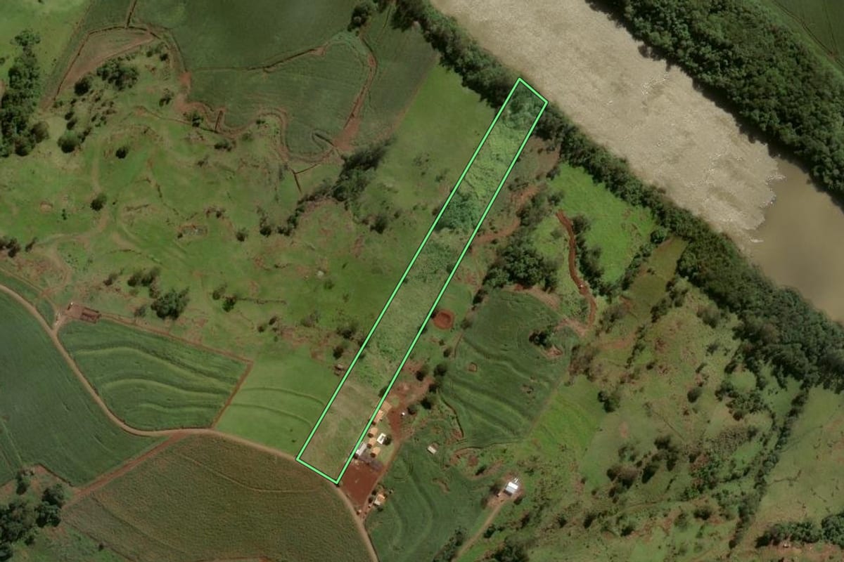 Imagem de satélite do imóvel rural em Nova Aurora (PR), com o contorno declarado no CAR desenhado por cima.