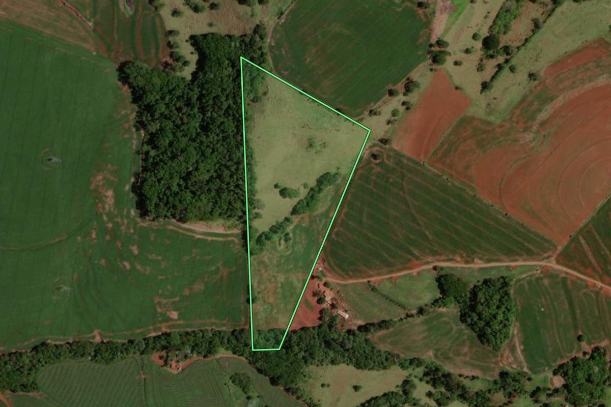 Imagem de satélite do imóvel rural em Nova Cantu (PR), com o contorno declarado no CAR desenhado por cima.