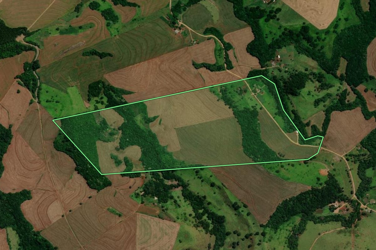 Imagem de satélite do imóvel rural em Nova Cantu (PR), com o contorno declarado no CAR desenhado por cima.
