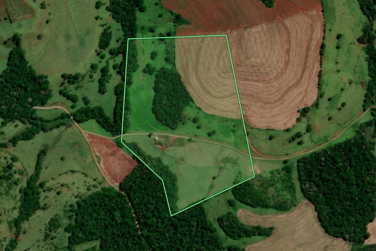 Imagem de satélite do imóvel rural em Nova Cantu (PR), com o contorno declarado no CAR desenhado por cima.
