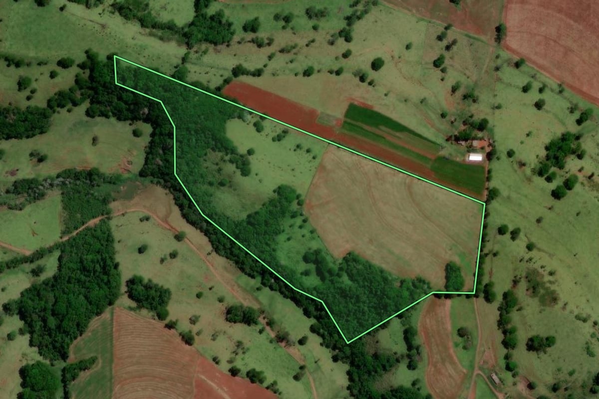 Imagem de satélite do imóvel rural em Nova Cantu (PR), com o contorno declarado no CAR desenhado por cima.