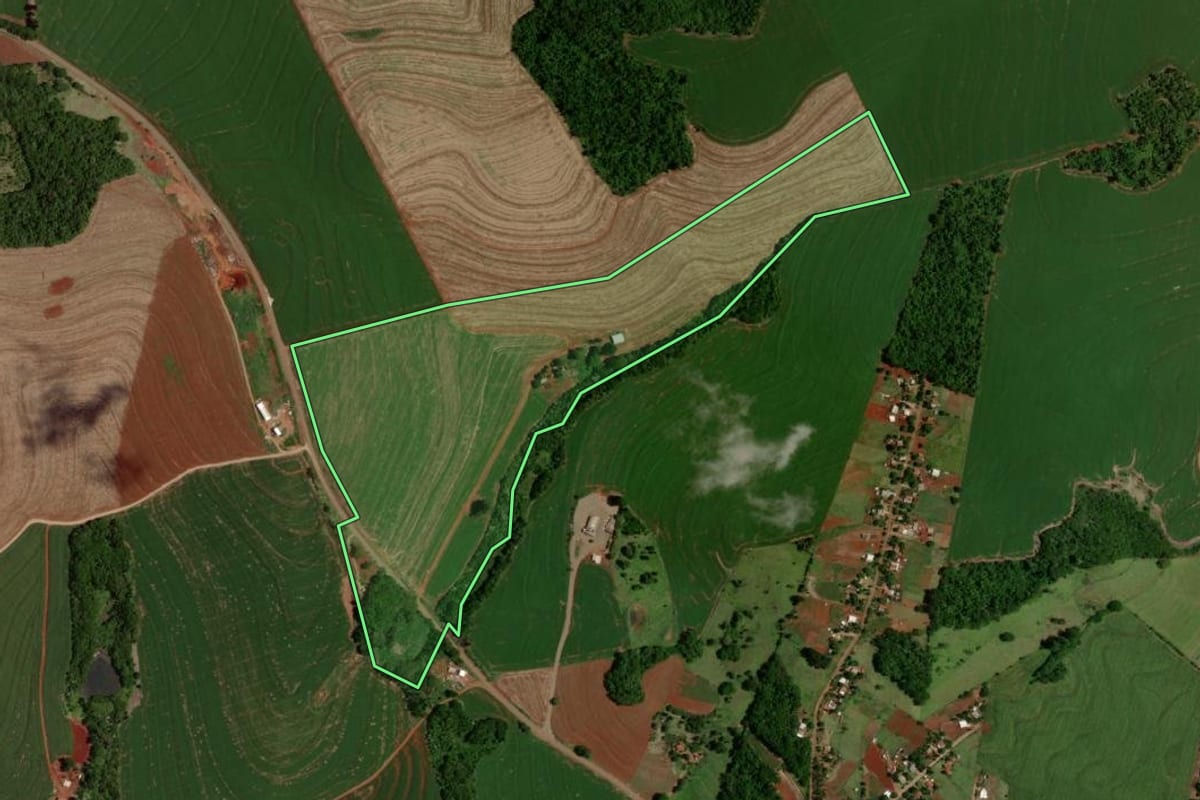Imagem de satélite do imóvel rural em Nova Cantu (PR), com o contorno declarado no CAR desenhado por cima.