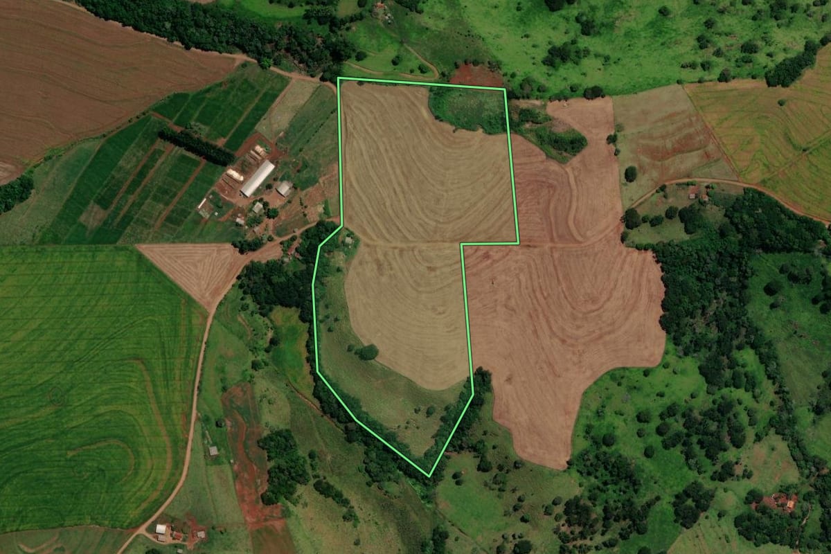 Imagem de satélite do imóvel rural em Nova Cantu (PR), com o contorno declarado no CAR desenhado por cima.