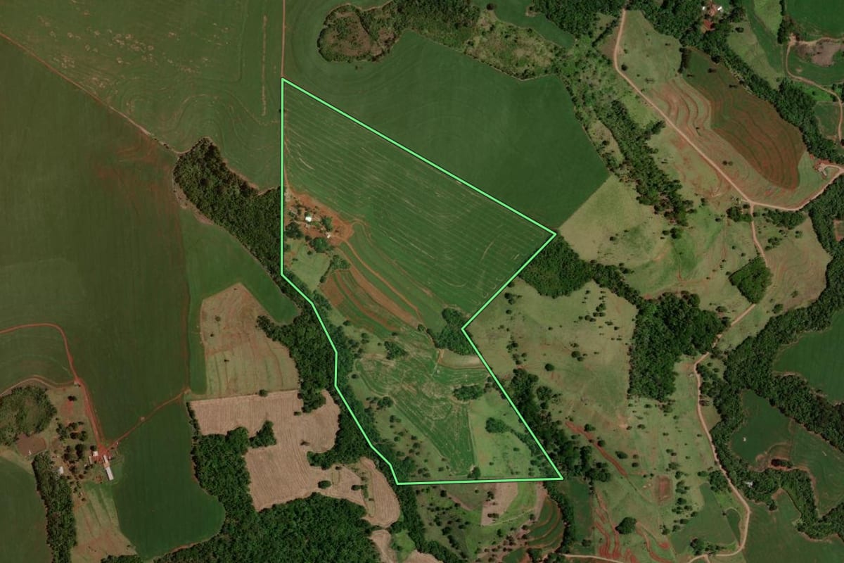 Imagem de satélite do imóvel rural em Nova Cantu (PR), com o contorno declarado no CAR desenhado por cima.