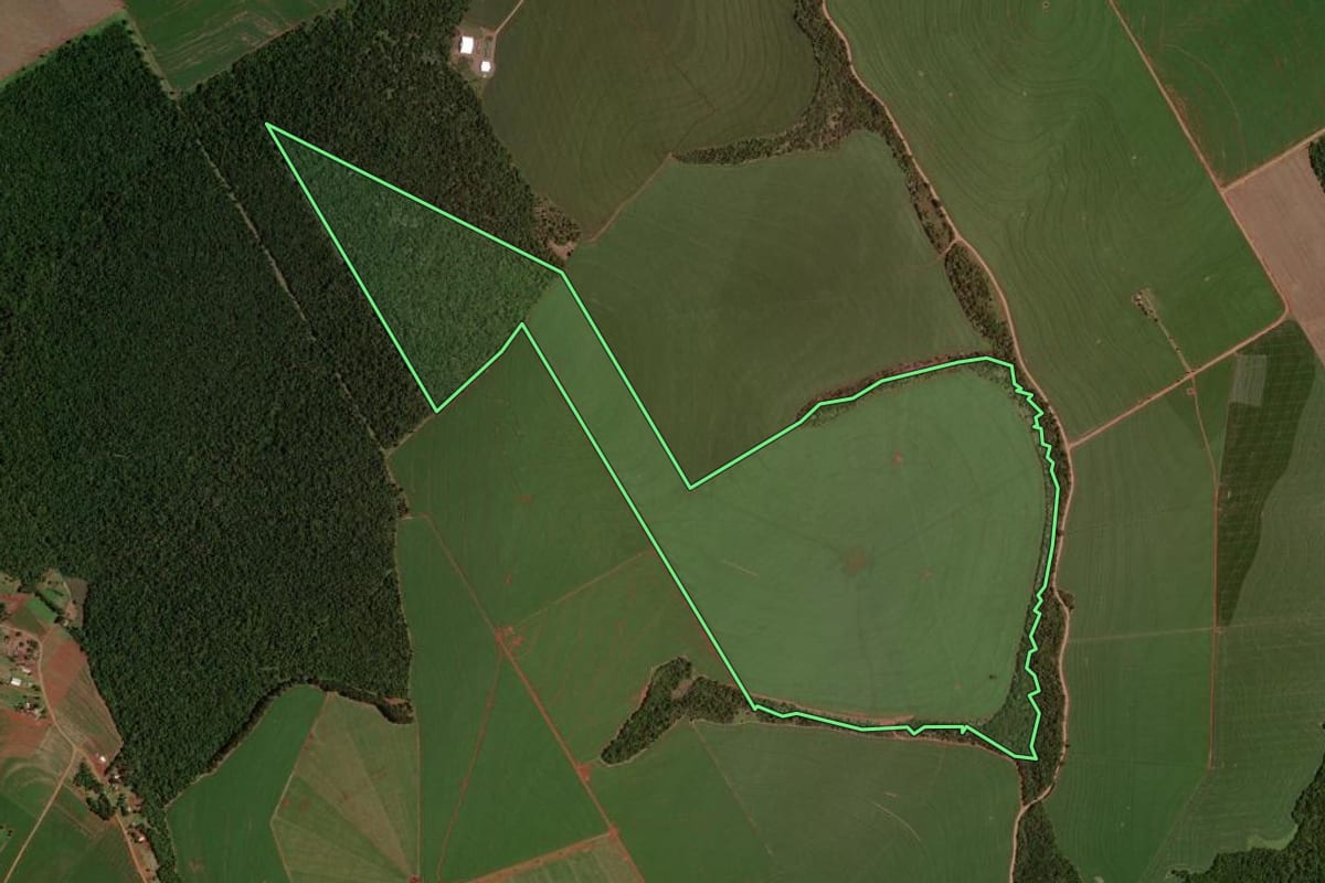 Imagem de satélite do imóvel rural em Nova Cantu (PR), com o contorno declarado no CAR desenhado por cima.
