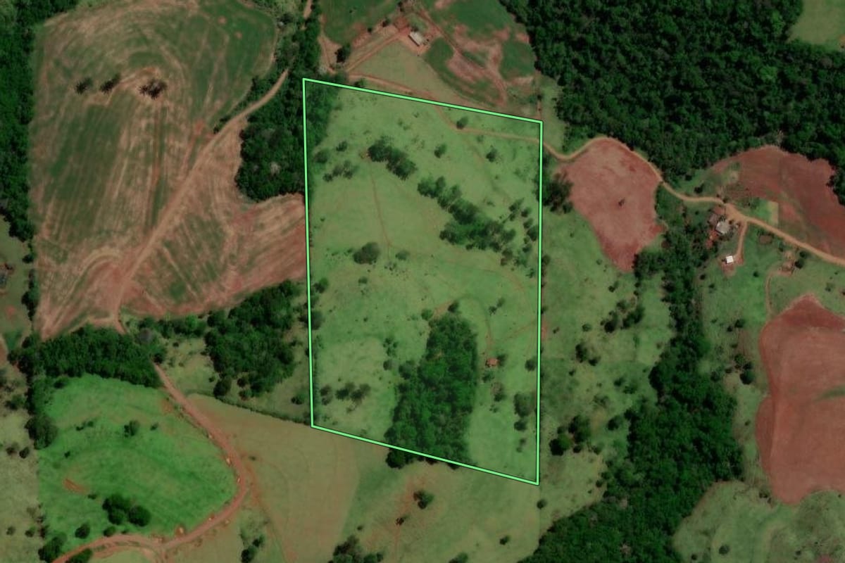 Imagem de satélite do imóvel rural em Nova Cantu (PR), com o contorno declarado no CAR desenhado por cima.